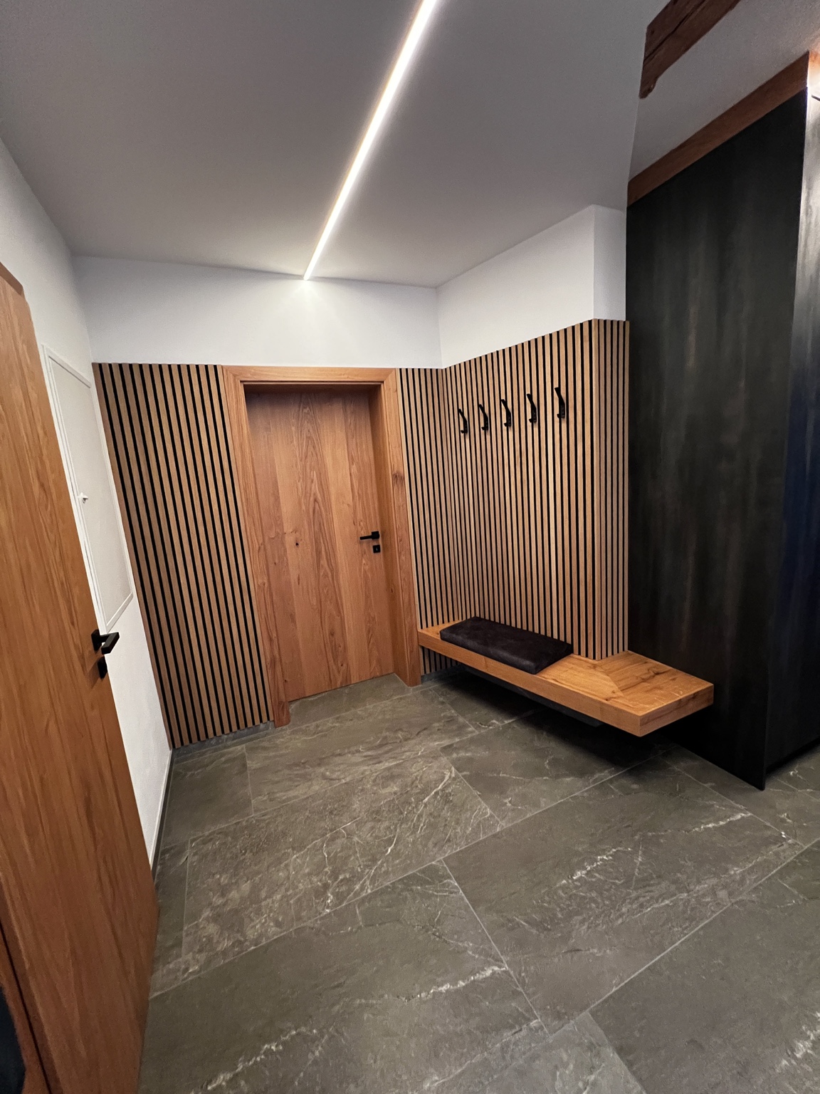 Garderobenbereich der Luxury Residence im Mountain Home Alpendorf