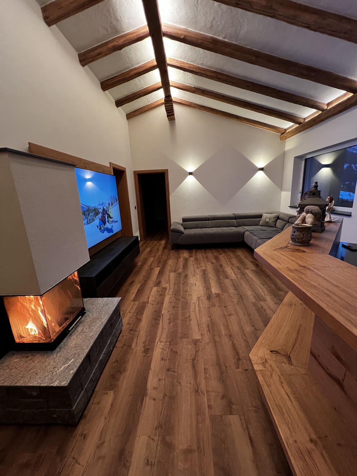 Wohnbereich mit Feuerstelle in der Luxury Residence im Mountain Home Alpendorf