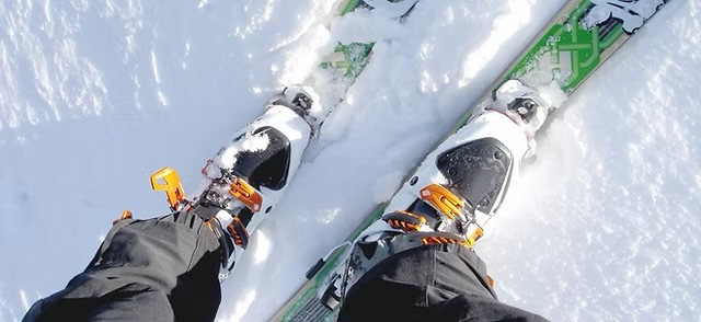 Ski auf verschneiter Piste beim Mountain Home Alpendorf